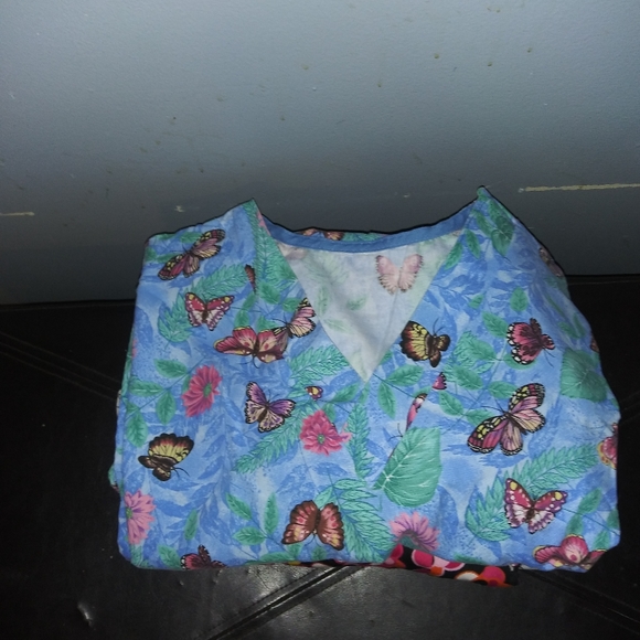 Ladies tops - Picture 1 of 2